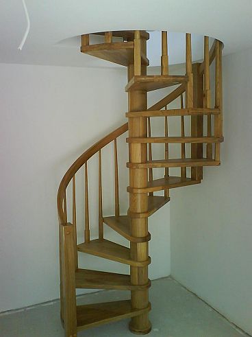 Navpično zavite lesene stopnice