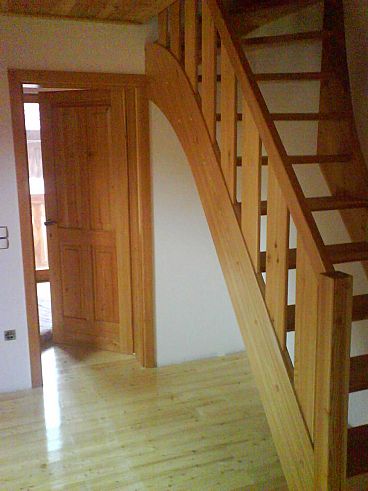 Lesene stopnice iz dnevne sobe