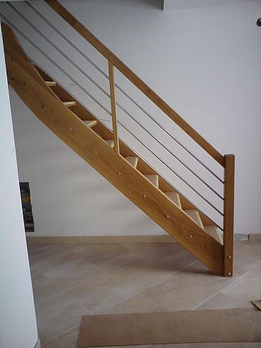 Ravne lesene stopnice z inox ograjo