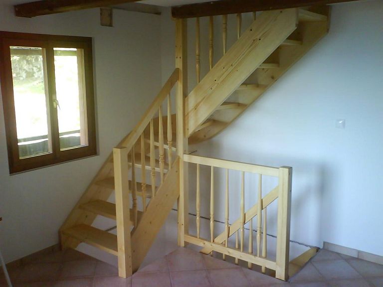 Večnivojske lesene stopnice