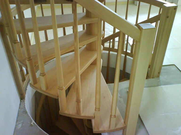 Polžasto leseno stopnišče