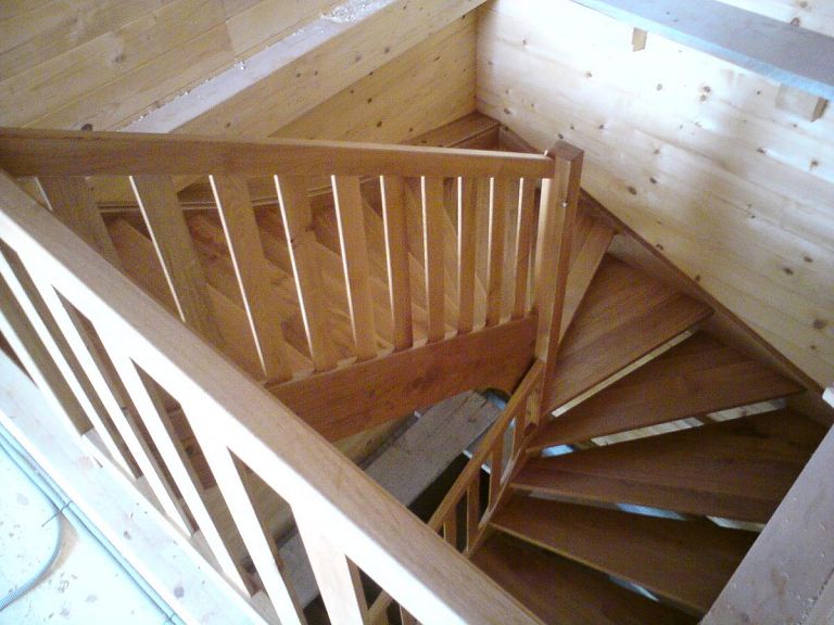 Leseno stopnišče v brunarici