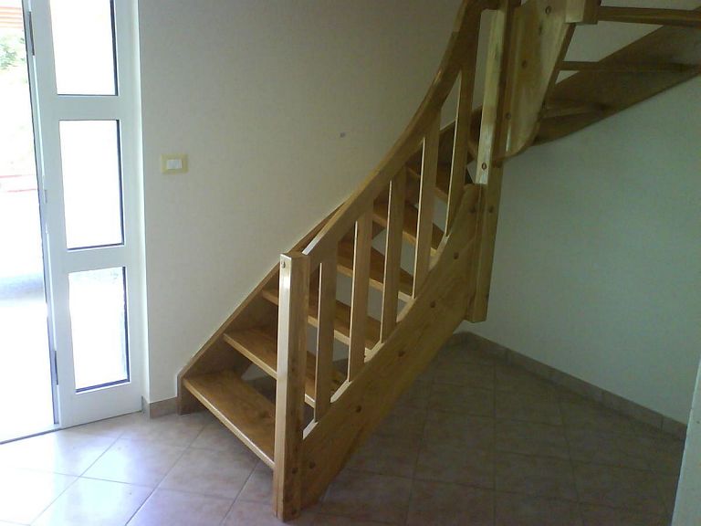 Lesene stopnice iz hodnika