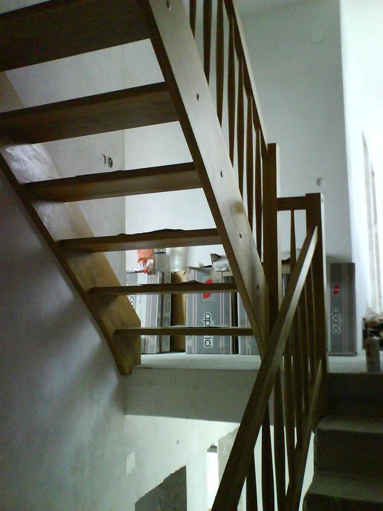 Večnadstropno leseno stopnišče
