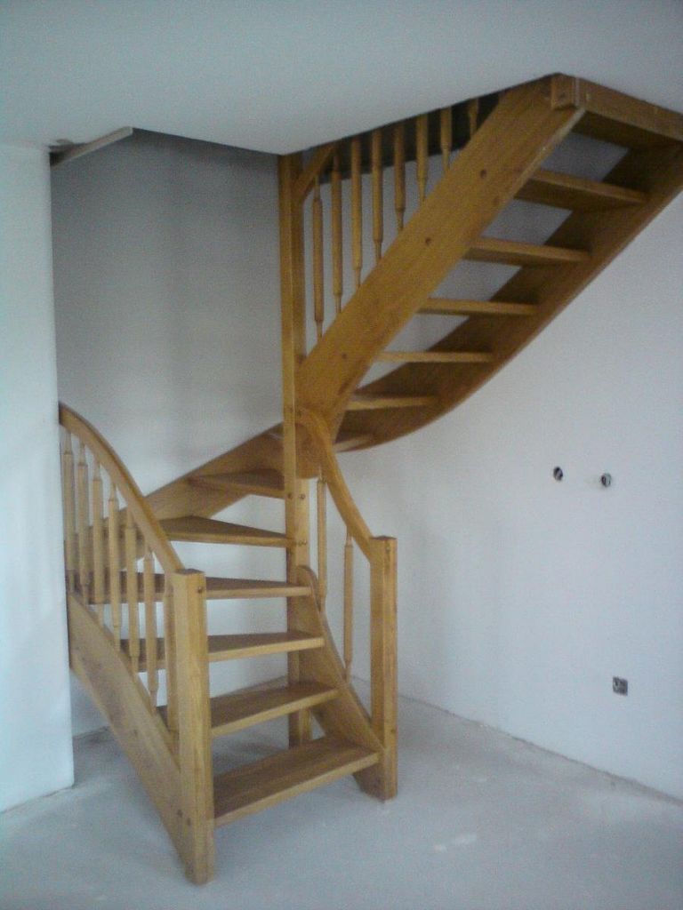 Moderne lesene nadstropno stopnišče