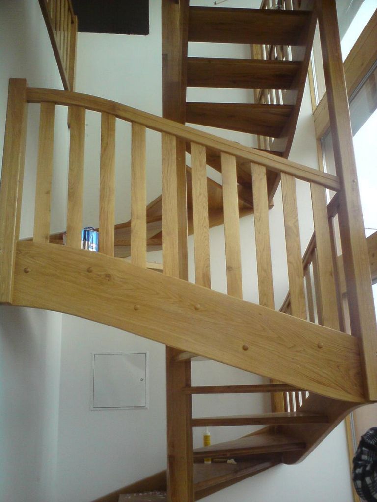Večnadstropno leseno stopnišče
