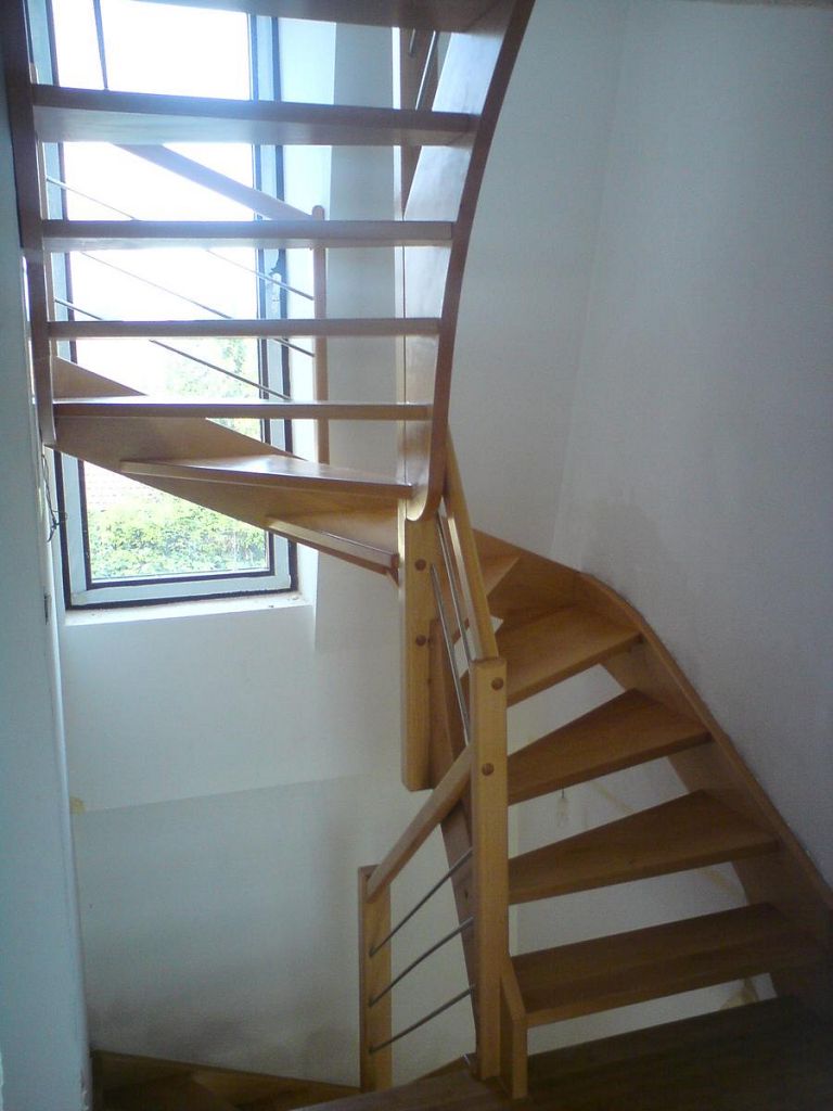 Polžasto leseno stopnišče z inox ograjnimi elementi