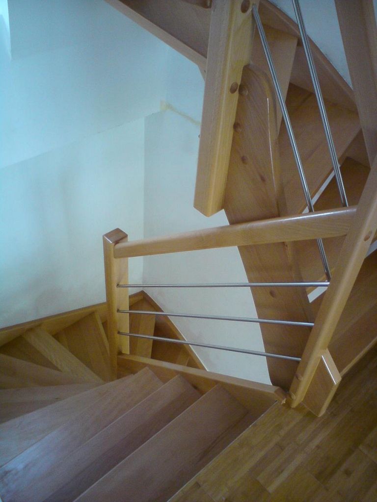 Večnadstropno lesene stopnice z inox ograjo