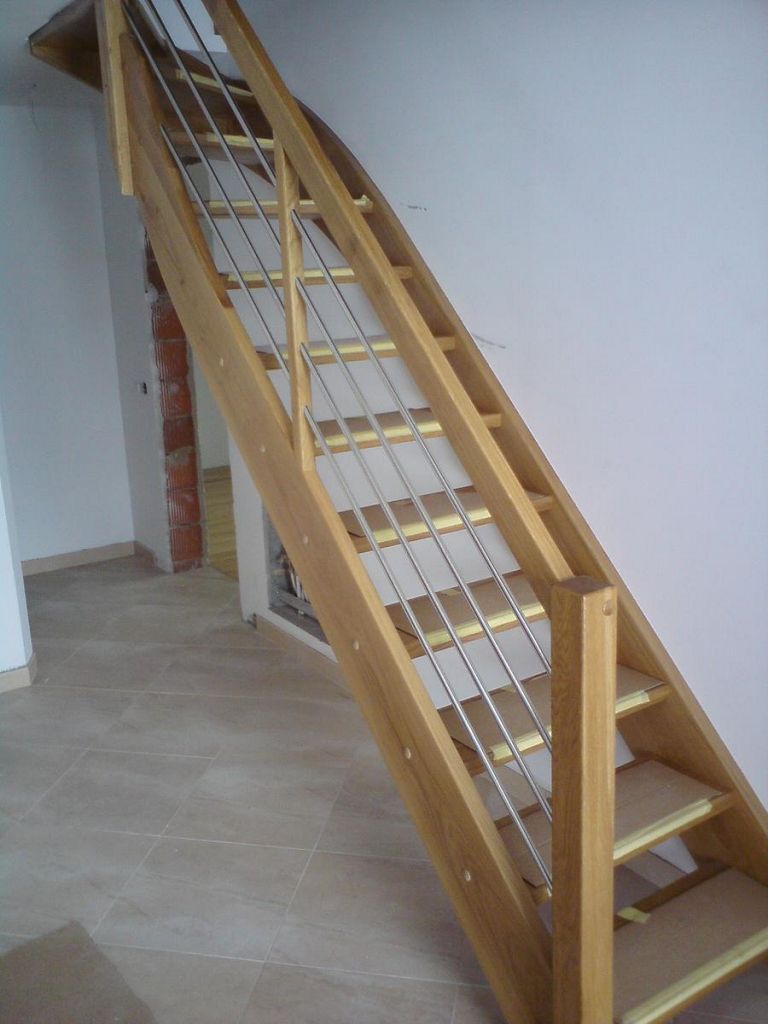 Ravne lesene stopnice z inox ograjo